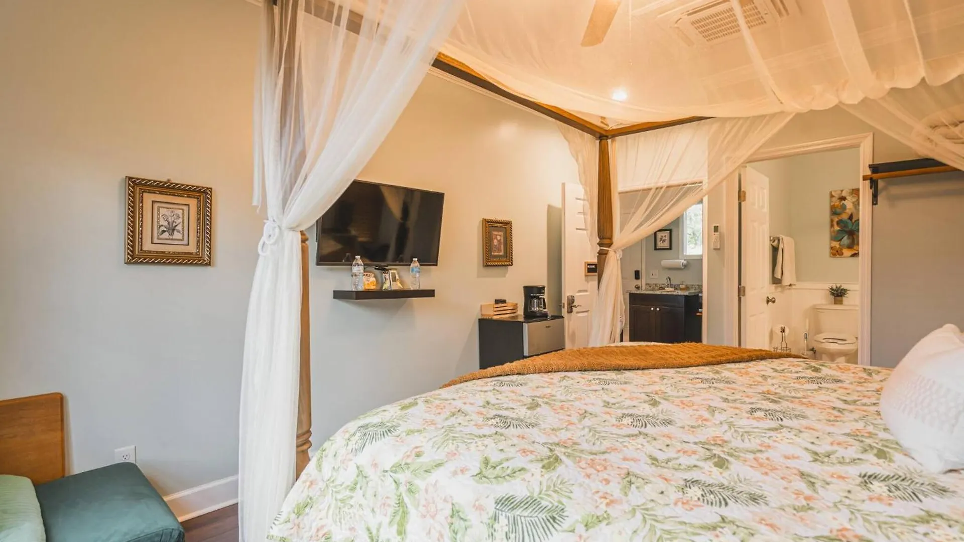Hotel Carriage Modern House To Victorian House Savannah