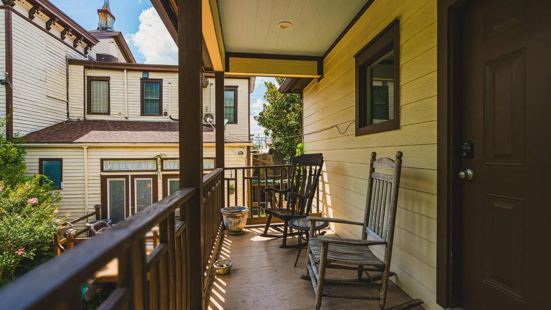 Hotel Carriage Modern House To Victorian House Savannah USA