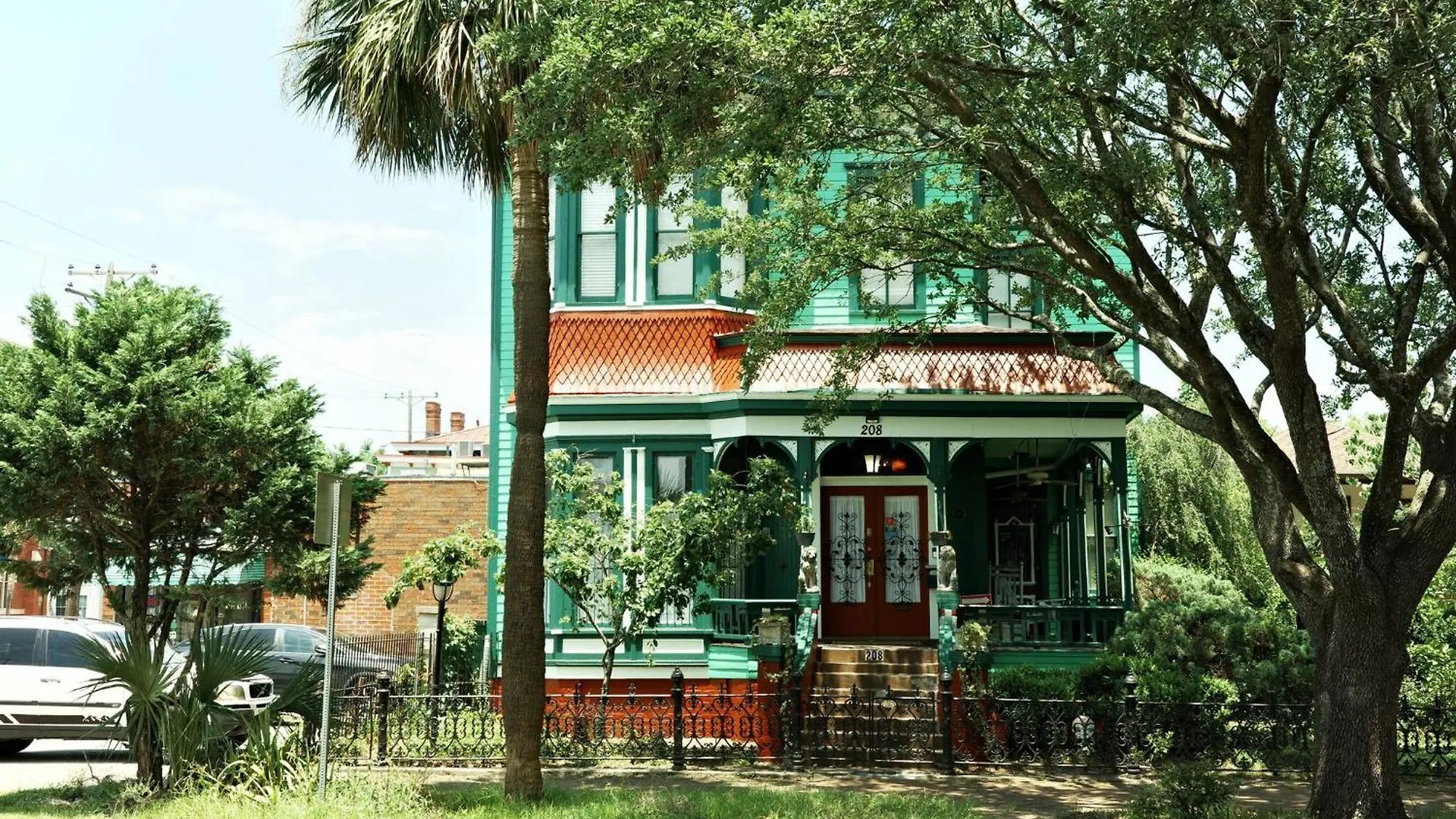 Hotel Carriage Modern House To Victorian House Savannah USA